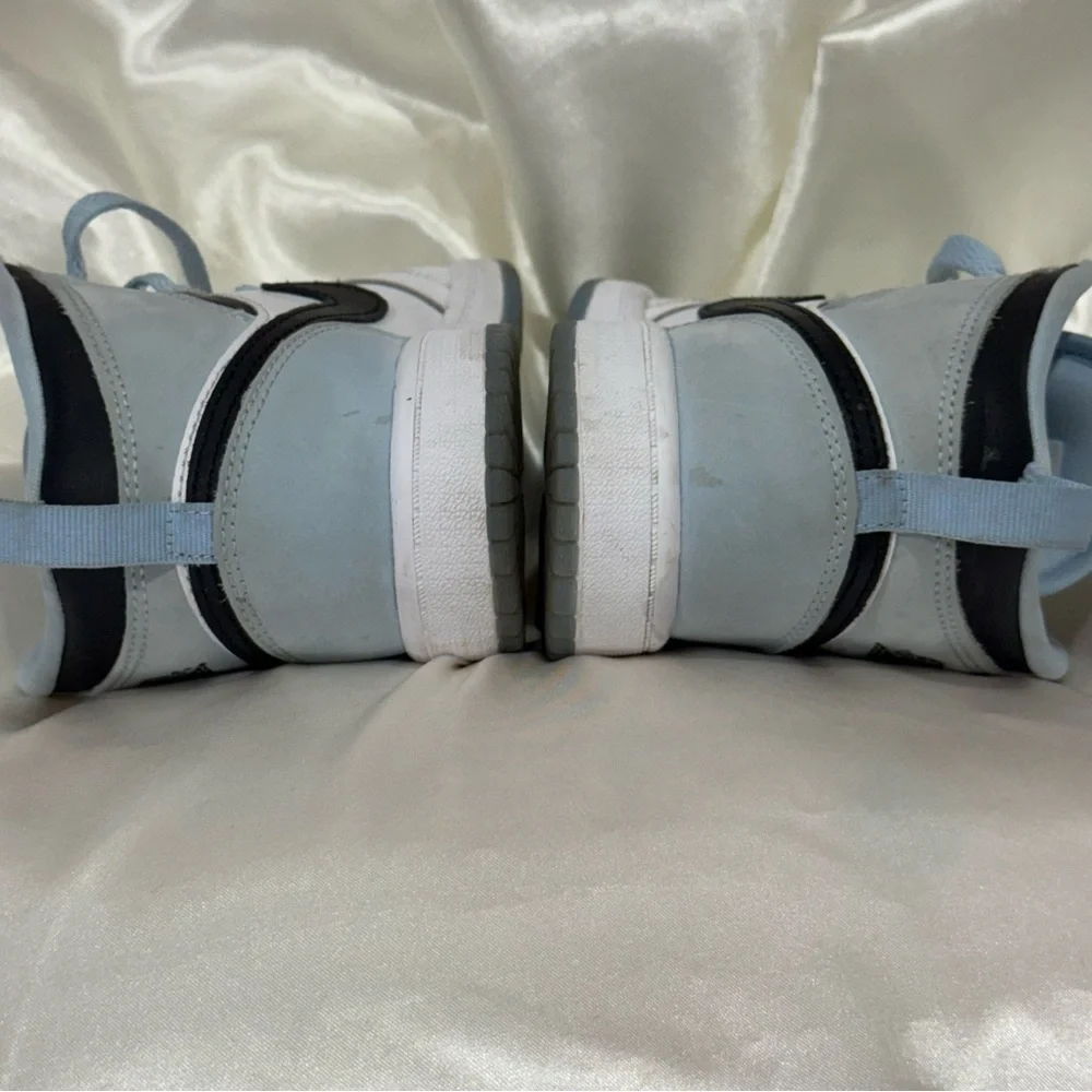 Nike Air Jordan Retro 1 MID SE Sneakers UNC Ice Blue Size 3Y Streetwear Sporty